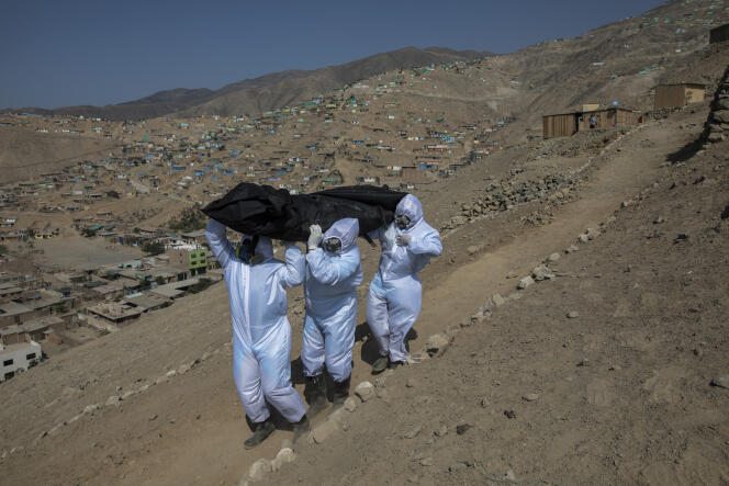 Des employés de pompes funèbres à Lima, au Pérou, mercredi 20 mai.