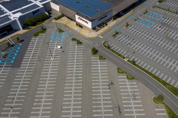 Le parking vide du magasin J.C. Penney, dans le centre commercial de Woodbridge (New Jersey), le 21 mai.