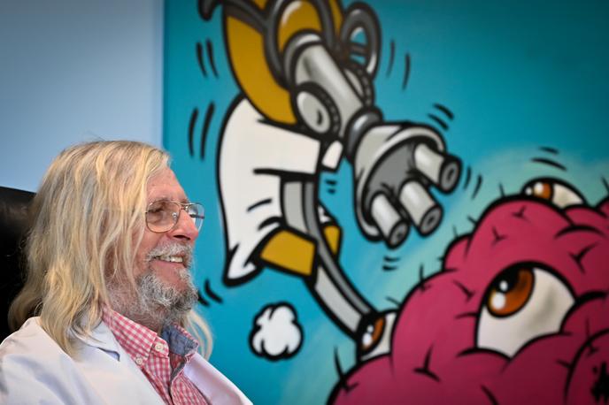 Didier Raoult dans son bureau de l’institut hospitalo-universitaire Méditerranée Infection de Marseille (IHU), le 26 février.