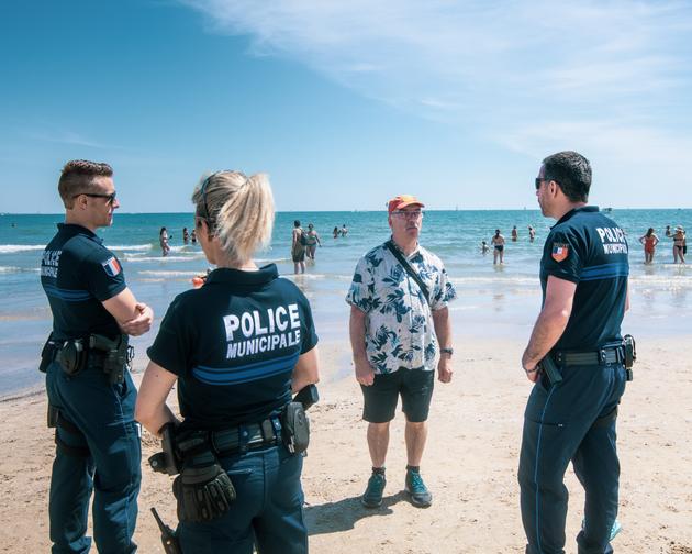 Des agents de la police municipale surveillent le bon respect des consignes de sécurité par les plagistes et répondent à leurs questions.