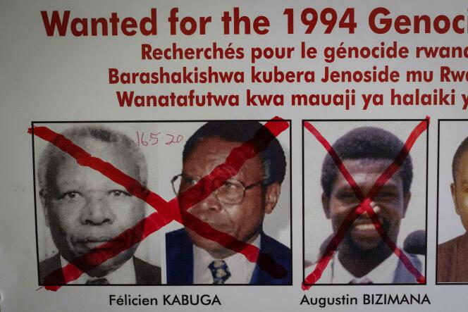 Une croix rouge est dessinée sur le visage de Félicien Kabuga (à gauche), sur un avis de recherche, à Kigali, au Rwanda, le 22 mai 2020. Arrêté en mai 2020, il doit être jugé à La Haye pour crime contre l’humanité.
