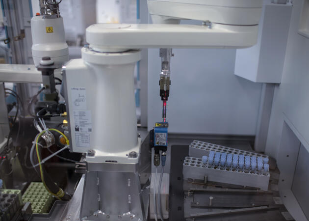 Les test sérologiques pour le Covid-19 sont triés et analysés par des automates au laboratoire d'analyses Bioclinic, à Villeneuve-Lagarenne,  le 22 mai.