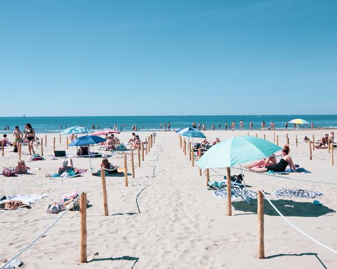 Plage du Couchant, à La Grande-Motte, le 21 mai. Il est possible de bronzer, à condition d’avoir réservé à l’avance son emplacement, délimité par des cordes.