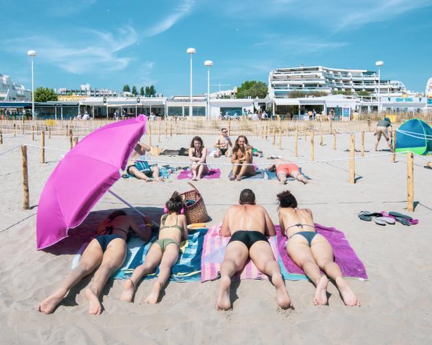 Grégory, Carine et leurs deux filles, à la plage du Couchant, à La Grande-Motte, le 21 mai.