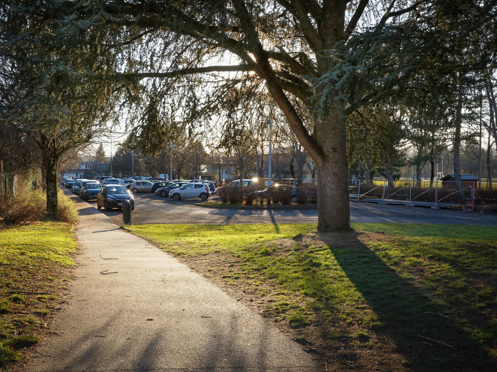 Le parking du collège La Ponétie, à Aurillac, où Céline Michau, 39 ans, a été tuée par son mari en avril 2018. Son histoire est celle d’une succession de ratés et de menaces sous-­estimées. Ses parents ont décidé d’assigner l’Etat en justice.