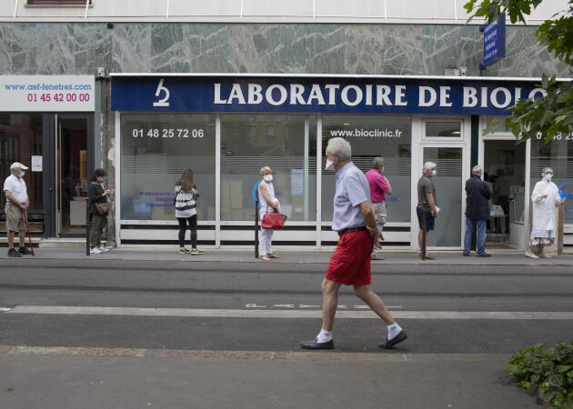File d'attente devant un laboratoire de biologie, à Boulogne-Billancourt, le 22 mai qui réalise des tests de sérologie (prise de sang) et de PCR (prélèvement nasal) en drive-in.