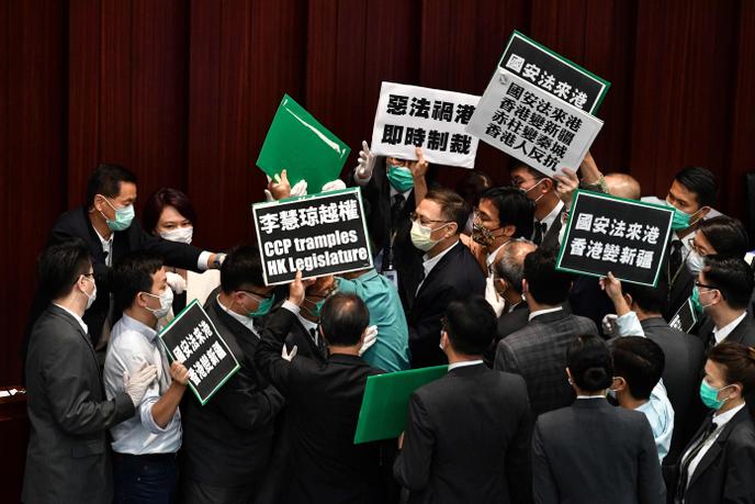 Manifestants pro-démocratie, au Parlement hongkongais, le 22 mai.