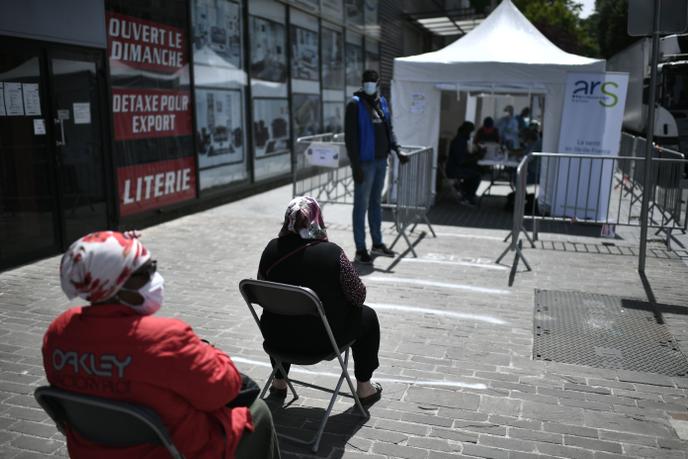 Une unité mobile de dépistage du Covid-19 à  Clichy-sous-Bois, en Seine-Saint-Denis, le 22 mai.