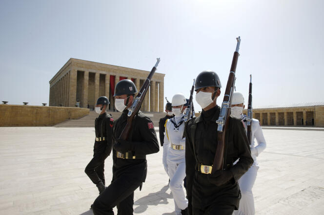La garde d’honneur de l’armée turque  lors d’une cérémonie au mausolée de Mustafa Kemal Ataturk, à Ankara le 19 mai.