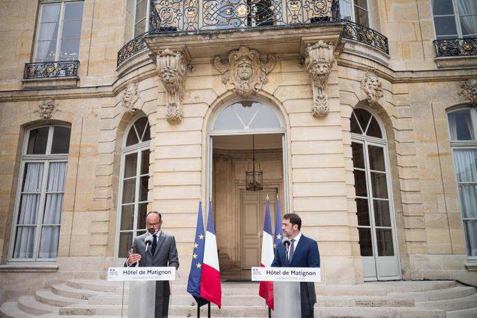 Le premier ministre, Edouard Philippe, prend la parole aux côtés du ministre de l'intérieur, Christophe Castaner, à Matignon, le 22 mai.