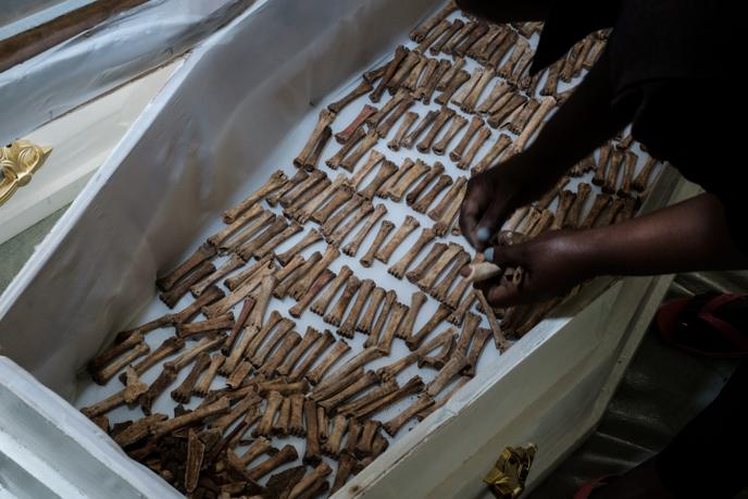 Commémoration, le 2 mai 2020, à Kigali, des victimes du génocide de 1994 au Rwanda, qui fit plus de 800 000 morts en trois mois.