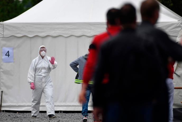 Unité mobile de test au Covid-19, dans les locaux de l’usine de transformation de viande de Westfleisch, à Hamm, en Allemagne, le 10 mai.