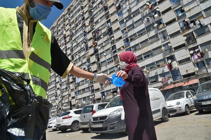 Un bénévole distribue des masques, à Alger, le 21 mai.