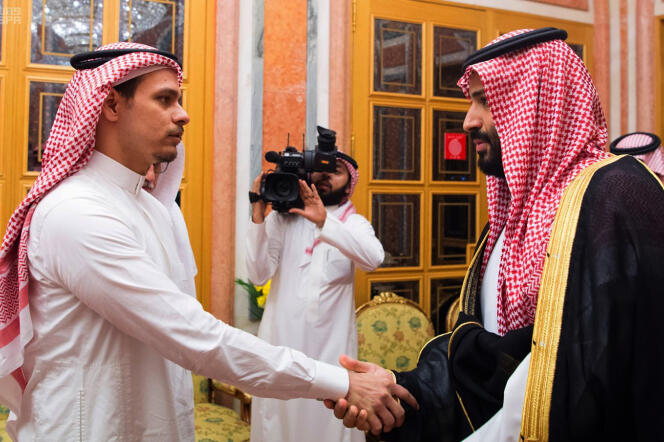 Salah Khashoggi, fils de Jamal Khashoggi, accueilli par Mohammed Ben Salman, prince héritier d’Arabie saoudite, à Riyad, le 23 octobre 2018.