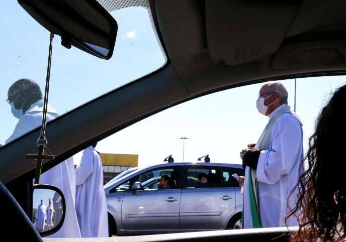 Une messe organisée sur un parking pour 500 fidèles catholiques restés dans leurs véhicules, à Chalons-en-Champagne (Marne), le 17 mai.