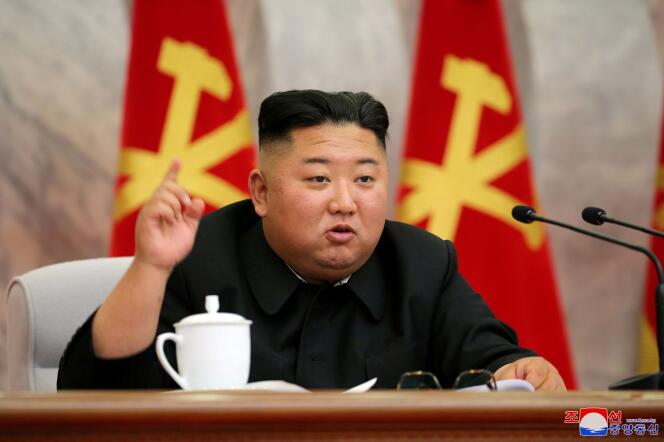 Photo officielle du dirigeant nord-coréen Kim Jong-un lors de la conférence du comité central militaire, diffusée le 23 mai.