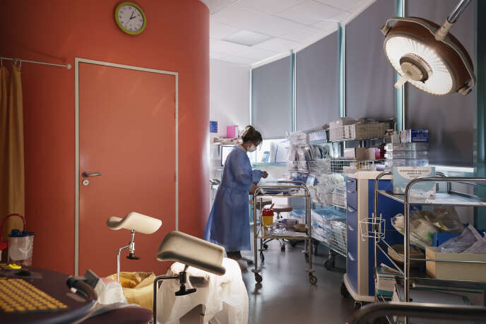 Préparation d'une IVG chirurgicale sous anesthésie locale à l'hôpital Delafontaine à Saint-Denis (Seine-Saint-Denis), le 19 mai.