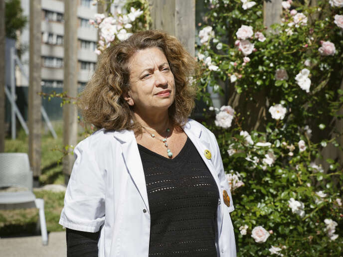 La docteure Ghada Hatem, gynécologue, médecin-chef de la Maison des femmes à Saint-Denis (Seine-Saint-Denis), le 19 mai.