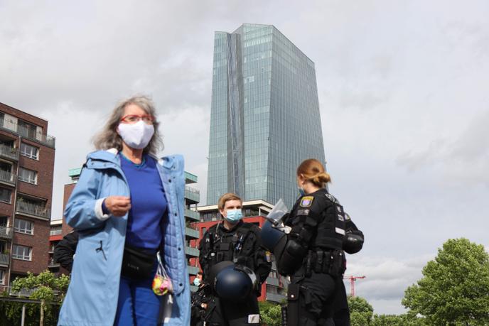 Devant le siège de la Banque centrale européenne, à Francfort, le 23 mai.