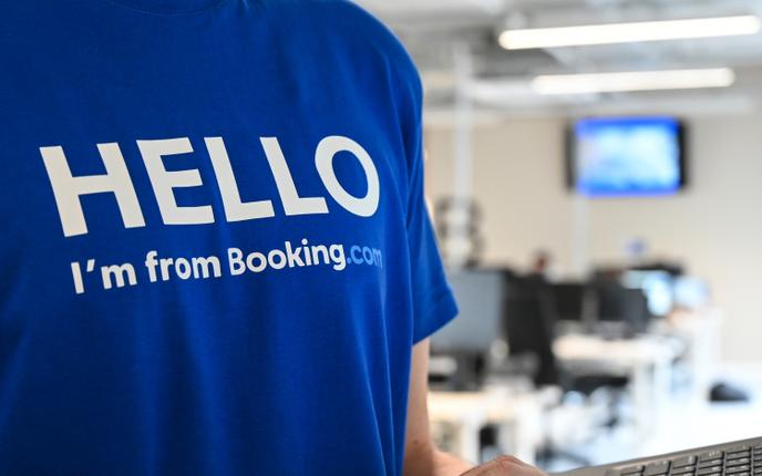 Un employé de Booking.com dans les locaux français de la compagnie néerlandaise de réservation, à Tourcoing, le 4 octobre 2019. Avant la crise, il était prévu que les effectifs du site atteignent 850 salariés d’ici à la fin de l’année.