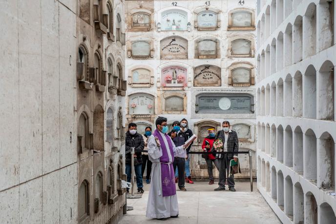 Les funérailles de victimes du Covid-19, au cimetière El Angel à Lima, le 21 mai.