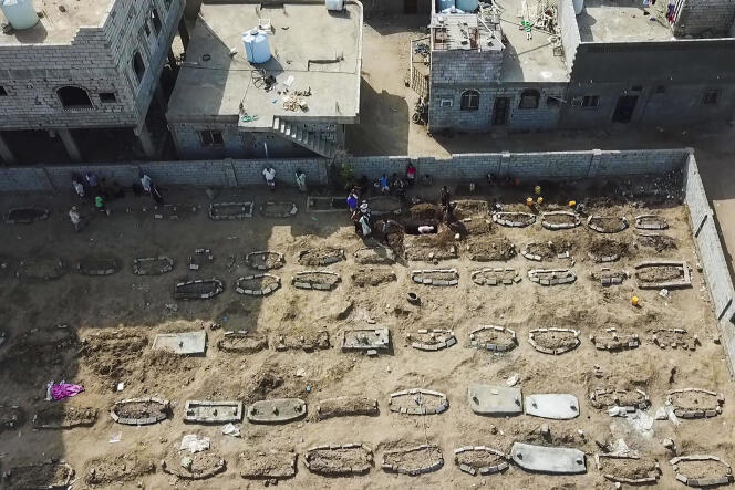 Le cimetière Radwan, à Aden (Yémen), où le nombre de nouvelles tombes ne cesse de grimper, le 21 mai.