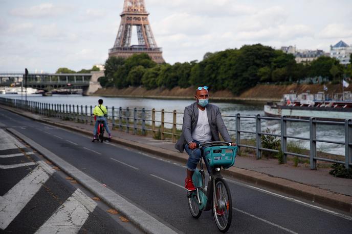Cycliste le long de la Seine, à Paris, le 24 mai 2020.