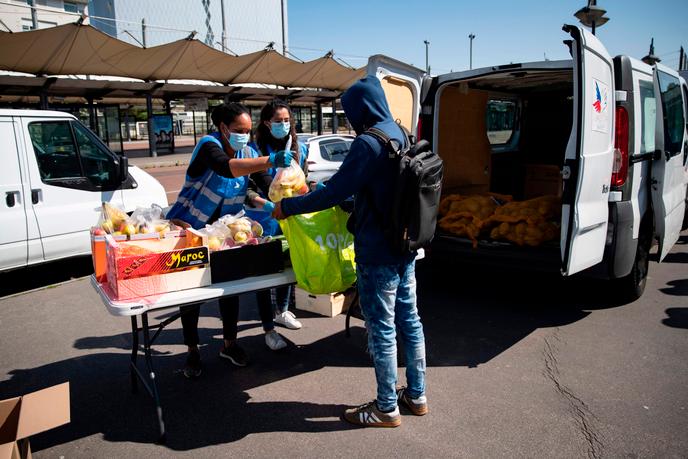 Des bénévoles du Secours populaire distribuent des colis alimentaires à des étudiants à Saint-Denis (Seine-Saint-Denis), le 6 mai.