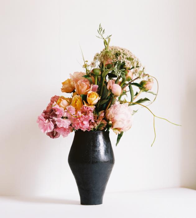 <p>Une composition de saison de l’artisan fleuriste Louis-Géraud Castor.</p>