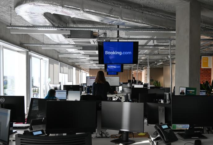 Dans les locaux français de la compagnie néerlandaise de réservation Booking.com, à Tourcoing (Nord), en octobre 2019.