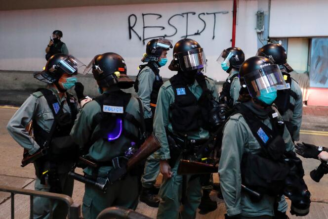 Les forces de l’ordre après avoir dispersé la foule de manifestants, à Hongkong, le 24 mai.
