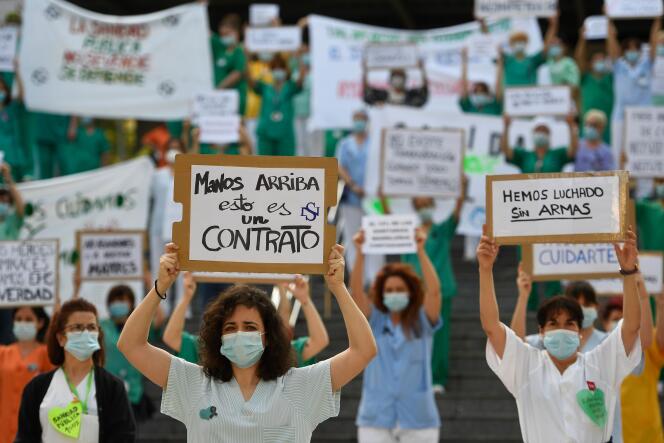 Des soignants manifestent devant l’hôpital Gregorio-Marañon, à Madrid, lundi 25 mai.
