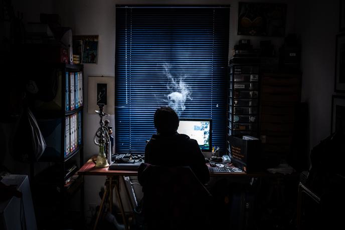 Un salarié en télétravail à Givors (Rhône), le 30 mars.