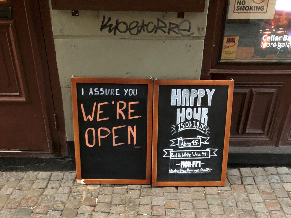 Un pub ouvert à Stockholm, le 26 mars.