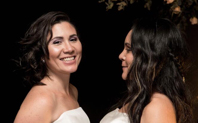 Les mariées Alexandra Quiros (gauche) et Dunia Araya (droite) célèbrent leur mariage à Heredia, au Costa Rica, le 26 mai 2020.