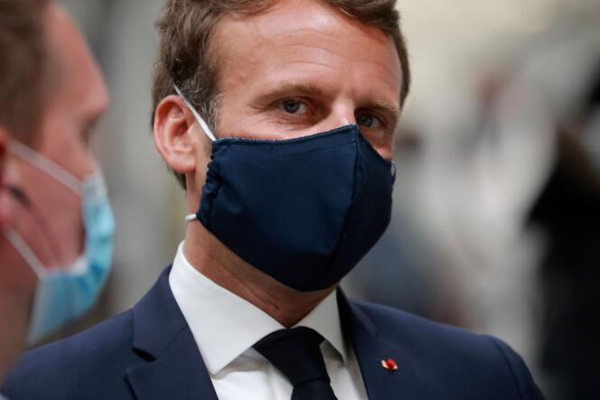 Emmanuel Macron, lors de sa visite sur le site de l’équipementier automobile Valeo, à Etaples (Pas-de-Calais ), le 26 mai.
