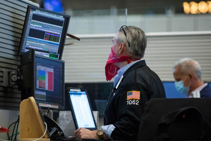 « Aux Etats-Unis, l’enjeu de moyen terme est ailleurs : il est dans le degré de mobilisation de l’électorat afro-américain au prochain scrutin présidentiel de novembre » (Un trader à la Bourse de New York).