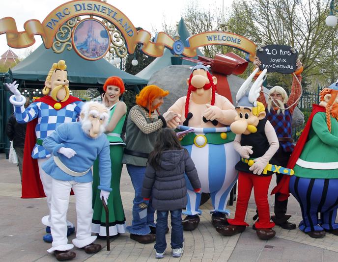 Des personnages du parc Astérix, devant Disneyland Paris, à Marne-la-Vallée (Seine-et-Marne), en 2012.