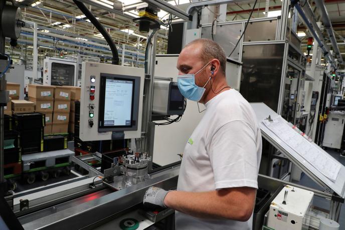 Un employé de l’entreprise Valeo porte un masque dans l’usine du groupe, à Etaples (Pas-de-Calais), le mardi 26 mai. Emmanuel Macron visitait le site le même jour.