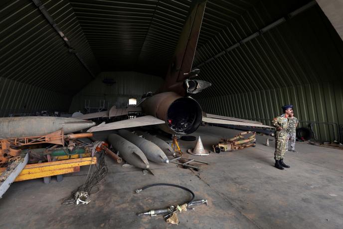 Des membres du gouvernement du GAN de Sarraj, reconnu internationalement, autour d’un Mig-23, après la prise de contrôle aux forces du maréchal Haftar de la base aérienne de Watiya au sud-ouest de Tripoli, le 18 mai.