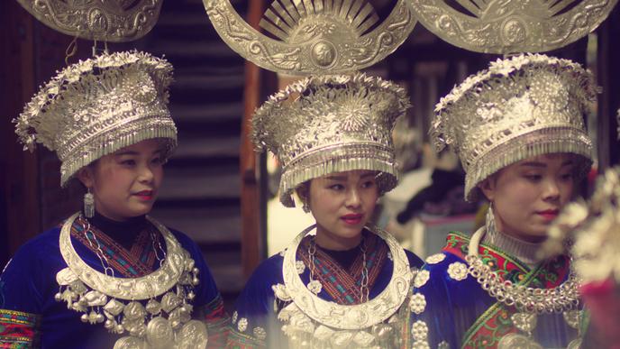 Coiffes imposantes et bijoux habillant tout le corps : les parures des Miao, une minorité ethnique, illustrent la passion des Chinois pour le métal blanc.