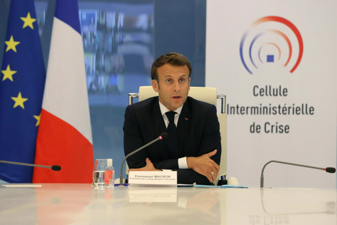 Emmanuel Macron préside une visioconference avec les préfets de région au ministère de l’intérieur le 13 mai.