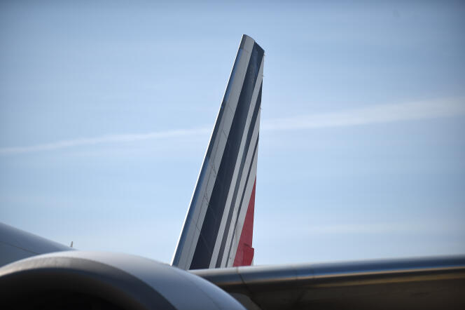 Une partie de l’empennage d’un avion d’Air France, à l’aéroport Paris-Charles-de-Gaulle, en mai 2020.