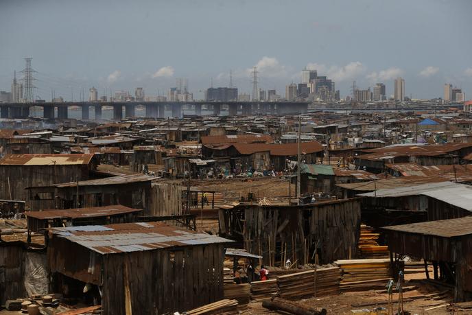 Un bidonville avec, en arrière-plan, le centre-ville de Lagos, au Nigeria, le 12 mai.
