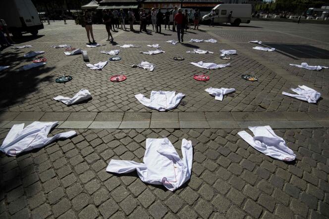 Des dizaines de blouses blanches, toques et plateaux de restaurant sont étalés sur le sol, devant un bar-restaurant à Nantes, le 27 mai.