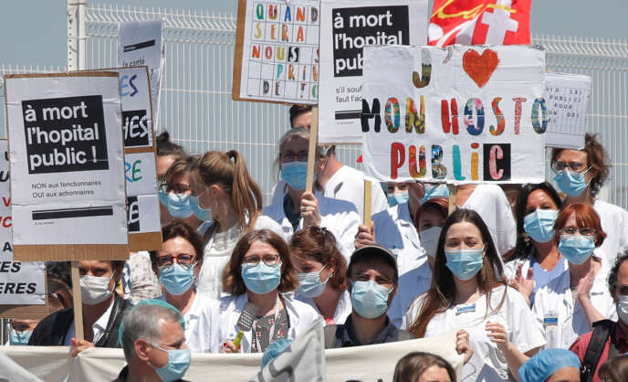 Lors d’une manifestation pour demander au gouvernement français de fournir plus de moyens et de meilleures conditions de travail aux personnels hospitaliers et pour dénoncer le manque d’argent pour les hôpitaux publics, devant l’hôpital Robert-Debré, à Paris, le 28 mai.