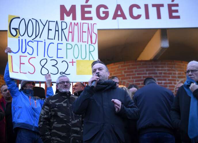 Des syndicalistes CGT de l’usine Goodyear manifestent avant le début du procès aux Prud’hommes. au tribunal d’Amiens, le 28 janvier.
