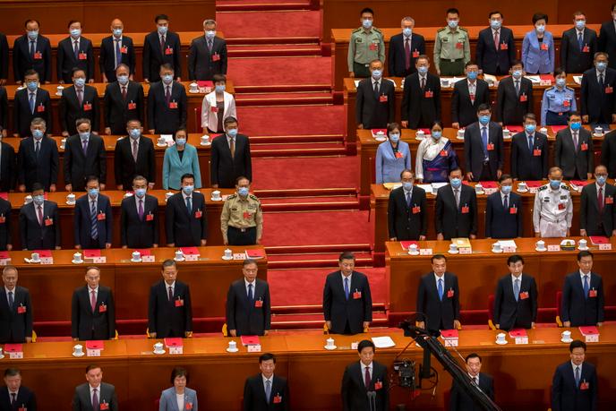 Le président chinois, Xi Jinping (centre, deuxième rang), lors de l’Assemblée nationale populaire, jeudi 28 mai. Ses quelque 3 000 représentants ont approuvé une loi contestée sur la « sécurité nationale » pour Hongkong.
