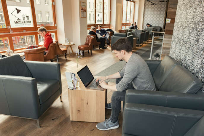 Espace de coworking dans un café, à Berlin.