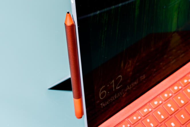 Le Surface Pen se clipse magnétiquement au rebord de la tablette.